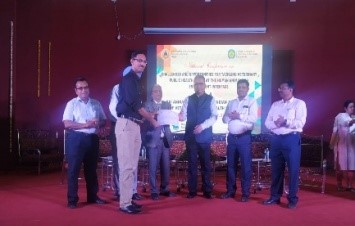 Dr. Rajesh Pharande Receiving Best Oral Presentation (First Position) In IAVPHS Conference